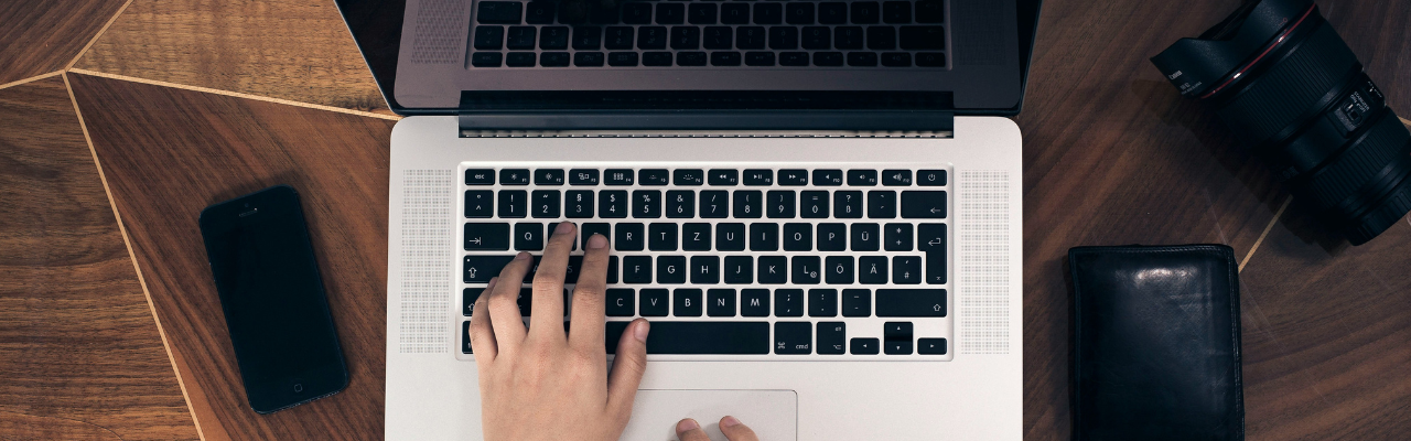Main tapant sur un clavier d'ordinateur